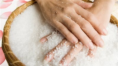 4 مقشرات منزلية تحمي اليدين من جفاف الشتاء