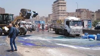 فتح الطريق الدائري عقب رفع آثار انقلاب سيارة محملة بالصابون في البراجيل (صور)