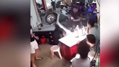 لحظة اقتحام دراجة نارية محل هواتف وإصابة عميل (فيديو)