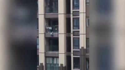 لقطات مروعة للحظة سقوط صبي من الطابق الخامس (فيديو)