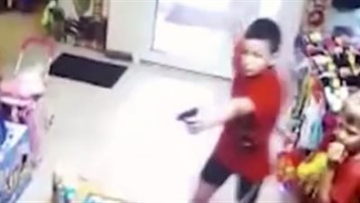 نهاية مروعة لطفلين حاولا تنفيذ عملية سطو مسلح على متجر للألعاب (فيديو)