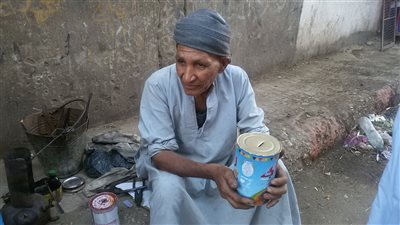 ملك الصفيح على أرصفة قنا: الصين احتلتنا (صور)