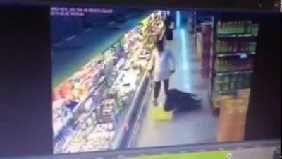 بالفيديو.. باكستاني يعتدى على امرأة سعودية داخل سوبر ماركت