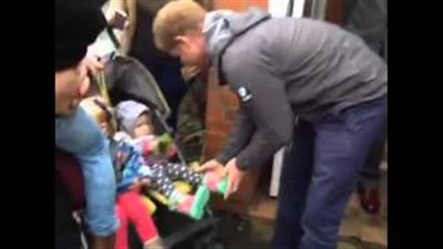 بالفيديو.. الأمير «هارى» يساعد طفلة فقدت حذاءها على طريقة سندريلا