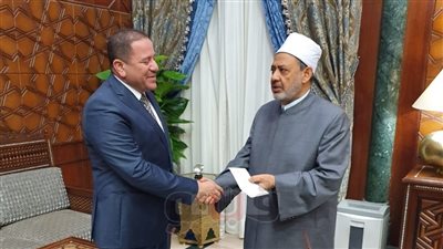 شيخ الأزهر يتبرع بنصف مليون جنيه لدعم مرضى السرطان في الأقصر