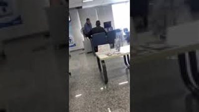 رد فعل صادم لعميل رفض البنك منحه قرضا (فيديو)