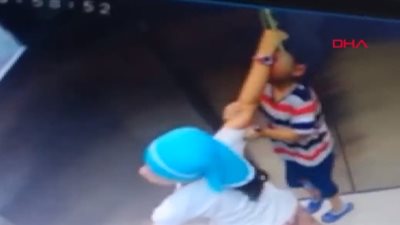 صبي يشنق نفسه عن طريق الخطأ داخل مصعد (فيديو)