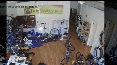 لحظة اعتداء لص على صاحبة متجر لسرقة دراجة هوائية (فيديو)