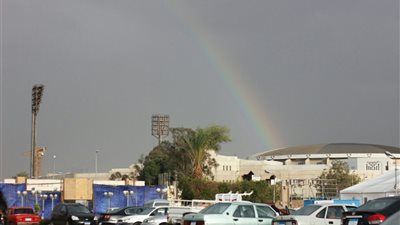 بالصور.. قوس قزح يغطي سماء معرض الكتاب