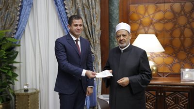 الإمام الأكبر يتبرع بجزء من قيمة 