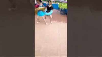 موجة هائلة تجرف عشرات السياح في الصين (فيديو)