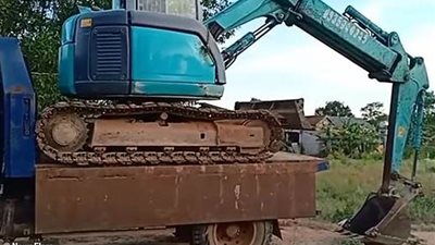 سائق حفار يرفعه على شاحنة بأسلوب خطر للغاية (فيديو وصور)