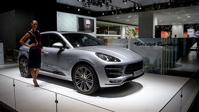 سعر ومواصفات أول سيارة كهربائية من بورش