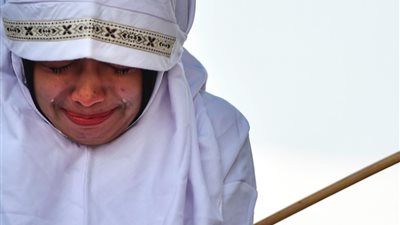 100 جلدة.. لحظات مروعة لمعاقبة إندونيسية متهمة بالزنا (فيديو وصور )