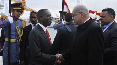 بالصور .. رئيس وزراء الكونغو يغادر عائدا لبلاده بعد مباحثاته في القاهرة