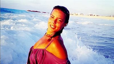 ناهد السباعي تنشر صورة في البحر وتعلق: 