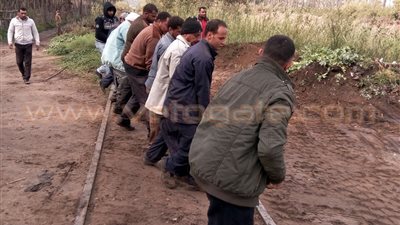 بالصور.. السكك الحديدية تواصل غلق المعابر غير الشرعية بغرب الدلتا