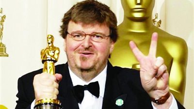 بالفيديو والصور.. مايكل مور مناضل برتبة فنان