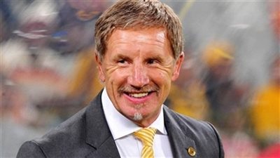 مدرب جنوب أفريقيا يستقيل من منصبه لإصابته بالسرطان