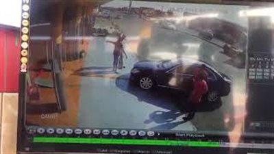 لص يسرق سيارة من صاحبها بطريقة ماكرة (فيديو)