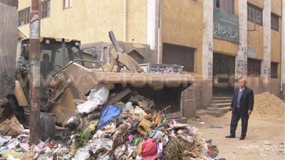 بالصور.. حملة لإزالة القمامة ومتابعة أعمال النظافة ببنها وطوخ