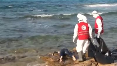 لقطات صادمة لجثث مهاجرين غرقوا قبالة السواحل الليبية (فيديو)