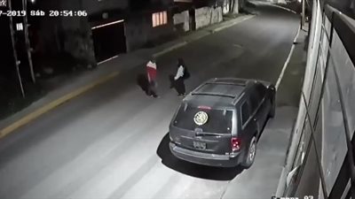 نجاة فتاة حاول رجل خطفها والتحرش بها (فيديو)