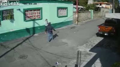 رجل يعتدي على فتاة بوضح النهار ويحاول خطفها (فيديو)