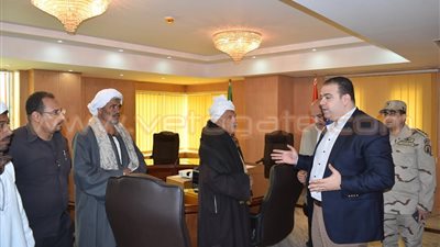 محافظ الفيوم يلتقى أهالي عزبة الدالى لبحث مشكلاتهم