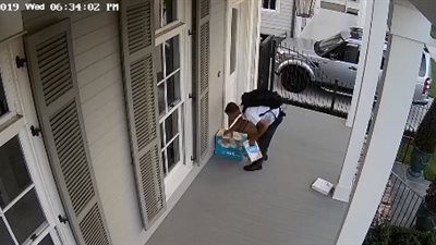 لص منحوس يسرق حفاضات ومناديل أطفال من أمام منزل (فيديو)