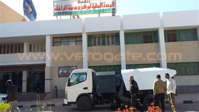 بالصور.. الوادى الجديد تتسلم سيارتي نظافة مجهزتين لمركز الداخلة