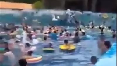 تسونامي صناعي يصيب 44 شخصا داخل حديقة مائية في الصين (فيديو)