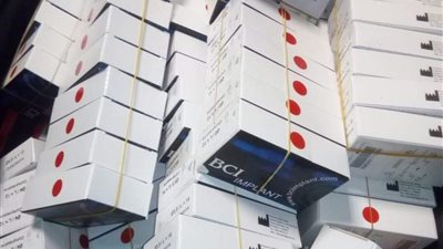 ضبط محاولة تهريب 300 دعامة زراعة أسنان بقيمة 500 ألف جنيه بمطار القاهرة