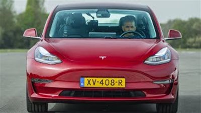 سيارات السيدان تنافس 