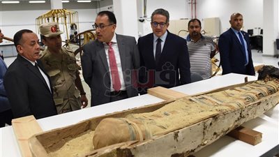 رئيس الوزراء يتفقد التابوت المُذهب الخارجي للملك توت عنخ آمون
