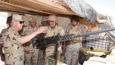 رئيس أركان حرب القوات المسلحة يتفقد قوات تأمين شمال سيناء