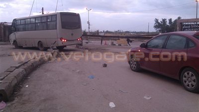 بالصور.. سكك حديد الإسكندرية تغلق مزلقان البحرية