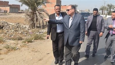 محافظ الفيوم يتابع خطة رصف الطرق بمركز إطسا