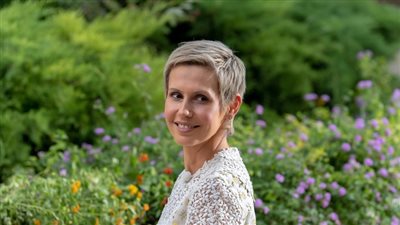 أسماء الأسد عبر القناة السورية: انتصرت على السرطان (فيديو)