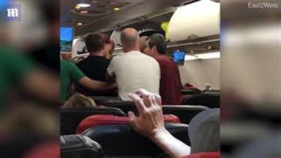 شجار عنيف بين سياح روس على متن طائرة تركية (فيديو)