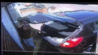 لحظة سقوط فتاة بطريقة مروعة لانشغالها بهاتفها (فيديو)