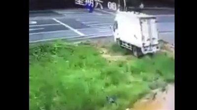 مصرع شخصين يستقلان دراجة نارية في حادث دهس مروع (فيديو)