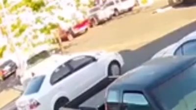 لحظة إطلاق النار على صاحب شركة التأمين (فيديو)