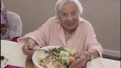 عجوز في الـ107 من عمرها تكشف عن سر عمرها المديد (فيديو)