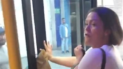 امرأة تهاجم راكب حافلة حاول تصويرها (فيديو وصور)