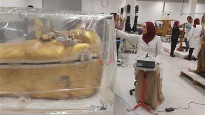 بدء تعقيم تابوت توت عنخ آمون لعرضة في المتحف الكبير