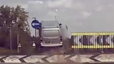 سائق يتسبب في طيران سيارته في الهواء (فيديو وصور)