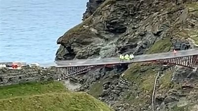 اختبار قوة جسر بطريقة غريبة في بريطانيا (فيديو وصور)