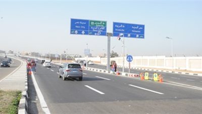 إعادة فتح طريق محور المشير طنطاوى عقب رفع آثار حادث تصادم سيارتين