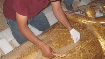 15 صورة ترصد حالة تابوت توت عنخ آمون قبل نقله من الأقصر للمتحف الكبير